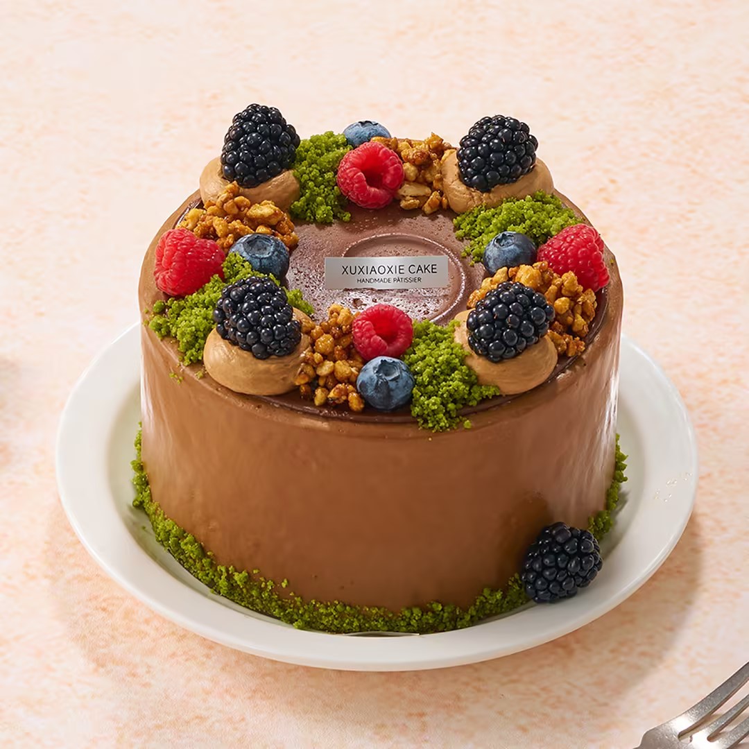 【焦糖坚果曼特宁】咖啡奶油与焦糖坚果的融合，融入芒果香甜，再覆盖一层巧克力淋面，幸福感爆棚