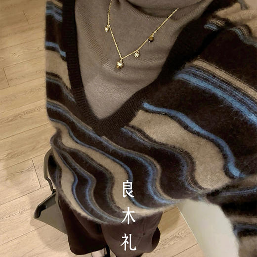 【特价不退不换】良木礼V领羊绒上衣（D25101681） 商品图4