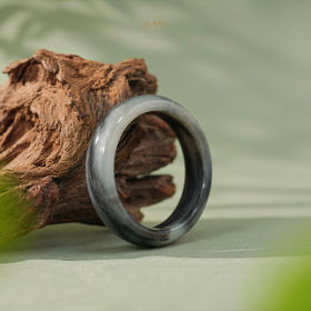 「苍山暮雪」墨玉青花手镯