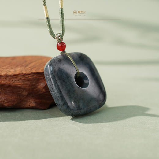 「暮云归岫」墨玉青花玉琮 商品图2