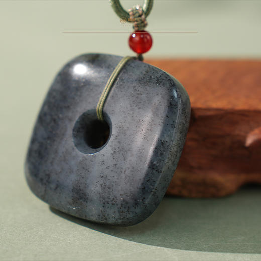 「暮云归岫」墨玉青花玉琮 商品图1