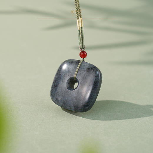 「暮云归岫」墨玉青花玉琮 商品图0