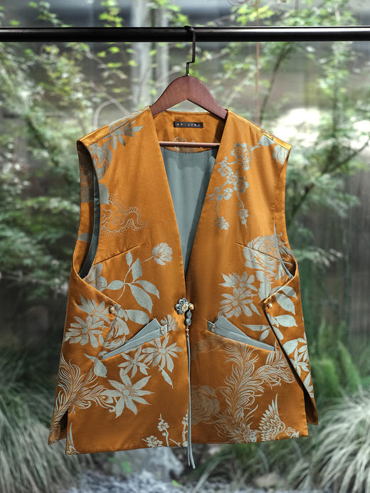 盛唐婧 | 轻奢时尚新中式老缎重工花扣马甲 商品图0