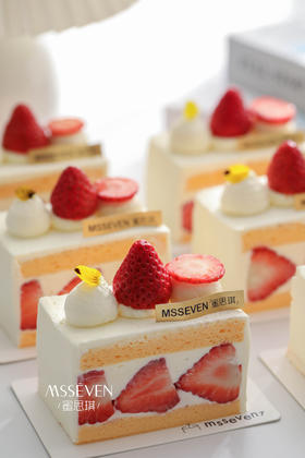 草莓奶油小方糕  