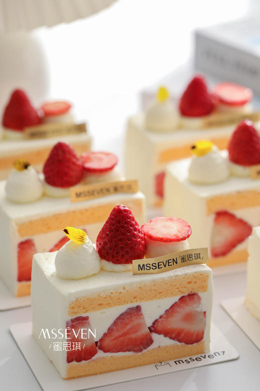 草莓奶油小方糕   商品图0