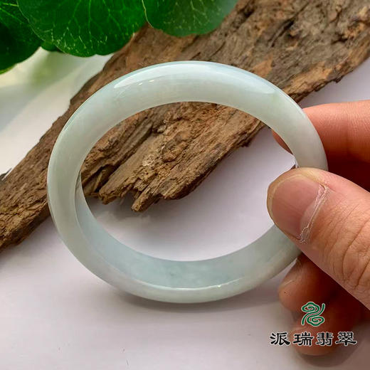 派瑞翡翠 翡翠手镯 糯种 浅绿色 商品图2