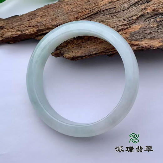 派瑞翡翠 翡翠手镯 糯种 浅绿色 商品图3