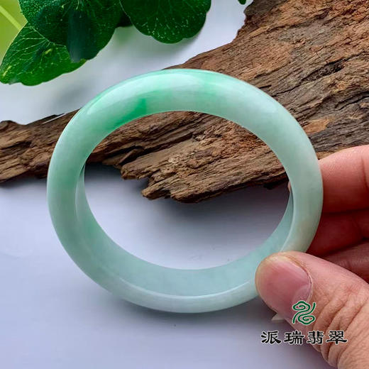 派瑞翡翠 翡翠手镯 糯种 浅绿色 商品图2