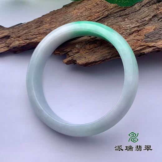 派瑞翡翠 翡翠手镯 糯种 浅绿色 商品图3