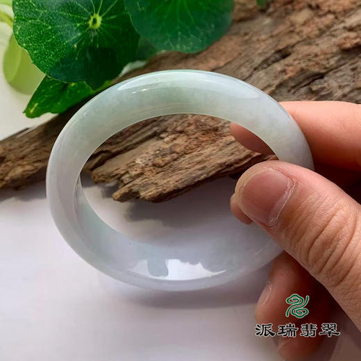 派瑞翡翠 翡翠手镯 糯冰种 浅绿色 商品图3