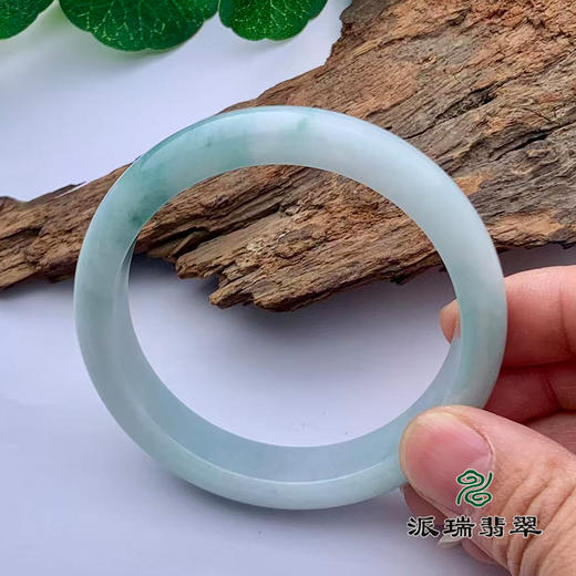 派瑞翡翠 翡翠手镯 糯种 浅绿色 商品图2