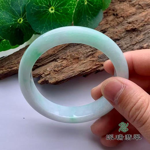 派瑞翡翠 翡翠手镯 糯种 浅绿色 商品图3