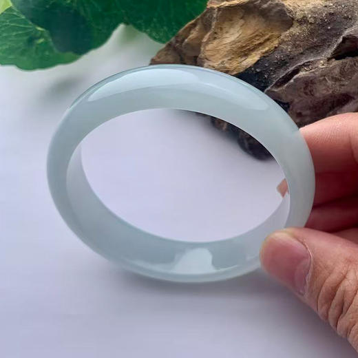 派瑞翡翠 翡翠手镯 糯冰种 浅绿色 商品图3