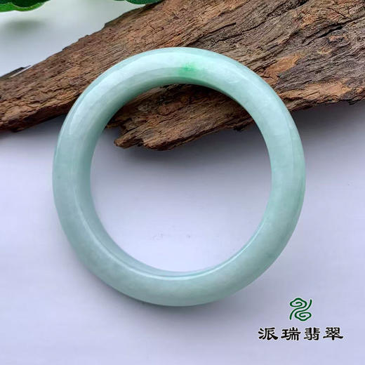 派瑞翡翠 翡翠手镯 糯种 浅绿色 商品图3