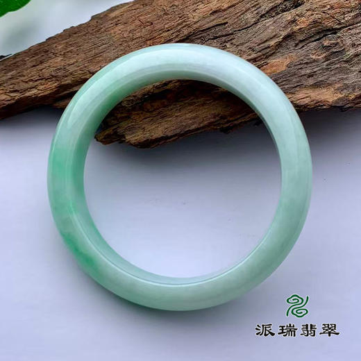 派瑞翡翠 翡翠手镯 糯种 浅绿色 商品图3
