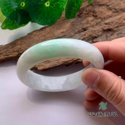 派瑞翡翠 翡翠手镯 糯种 浅绿色 商品图3