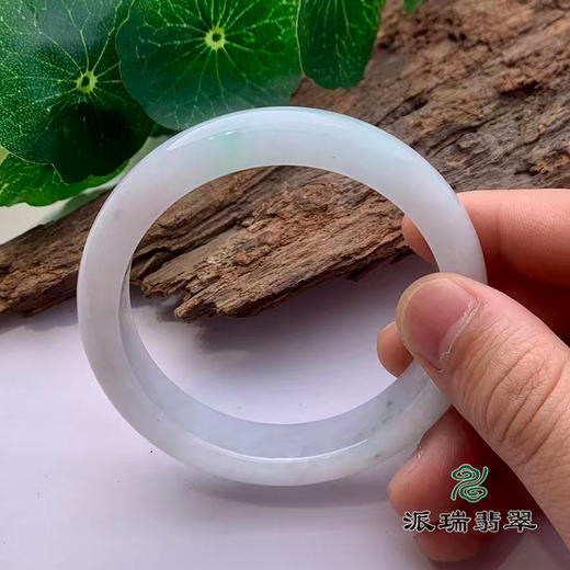 派瑞翡翠 翡翠手镯 糯种 浅绿色 商品图3