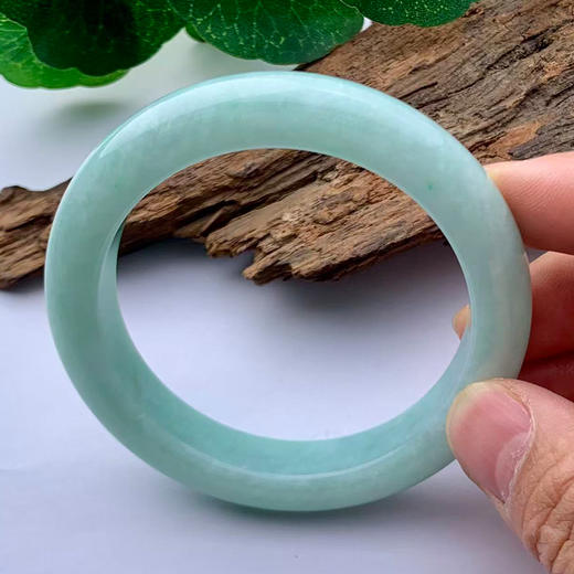 派瑞翡翠 翡翠手镯 糯种 浅绿色 商品图4