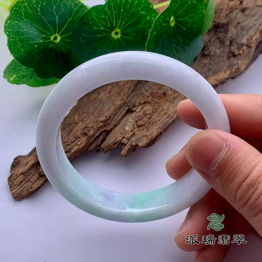 派瑞翡翠 翡翠手镯 糯种 浅绿色 商品图3