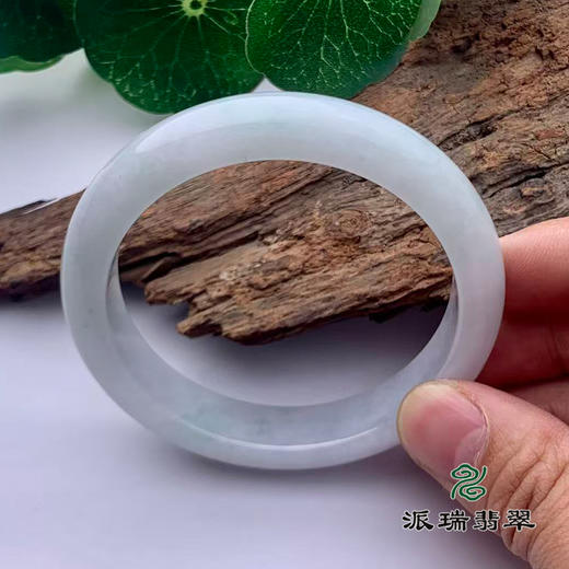 派瑞翡翠 翡翠手镯 糯种 浅绿色 商品图3