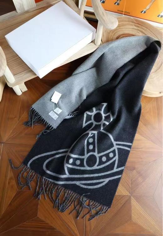 爆款土星西太后围巾来啦，巨火的一款 羊毛粗纺，经典的土星标志 软糯触感，轻奢、时髦 商品图7