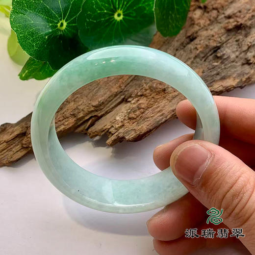 派瑞翡翠 翡翠手镯 糯种 浅绿色 商品图3
