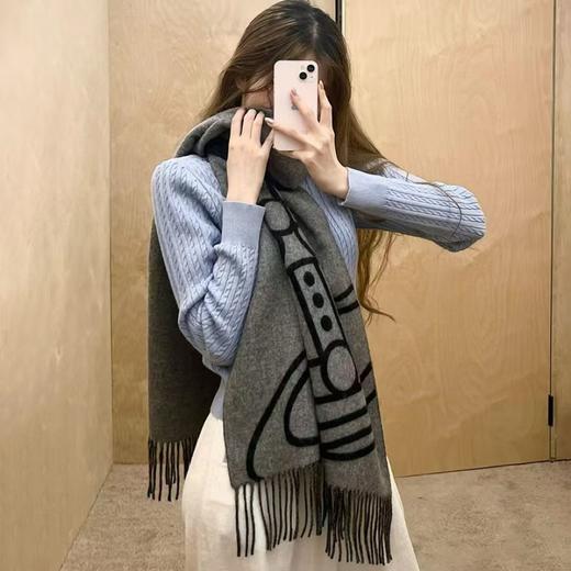 爆款土星西太后围巾来啦，巨火的一款 羊毛粗纺，经典的土星标志 软糯触感，轻奢、时髦 商品图2