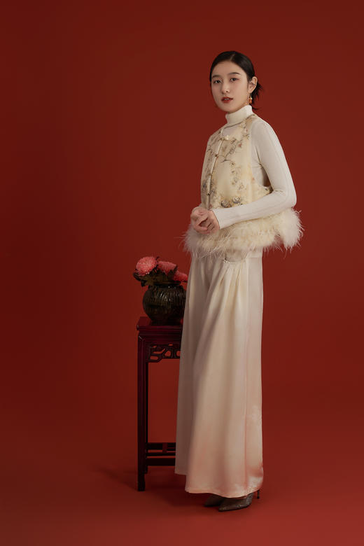 荷言GL 锦绒 真丝人丝暗纹提花中式毛绒马甲双成鸵鸟毛+手工兔子扣+水晶口头 商品图4