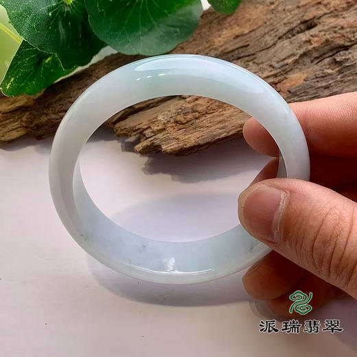 派瑞翡翠 翡翠手镯 糯种 浅绿色 商品图3