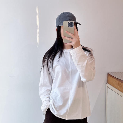 简约慵懒松弛感 领口破坏设计长袖圆领宽松版t恤筋骨立裁气质Tee 商品图0