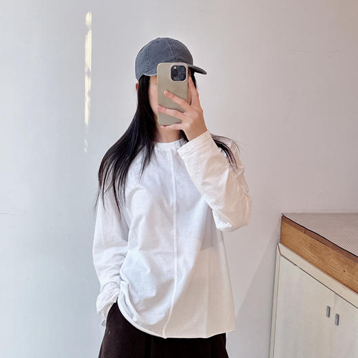 简约慵懒松弛感 领口破坏设计长袖圆领宽松版t恤筋骨立裁气质Tee 商品图1