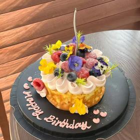 双梅三色堇巴斯克蛋糕（黑色底盘，送银色弯曲蜡烛）