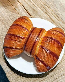 【法国肯迪雅黄油】草莓奶油蝴蝶结可颂～完全烘烤、焦香口感并不是糊啦