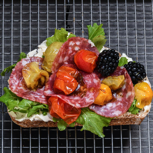 松露萨拉米酸面包开放式三明治 商品图0