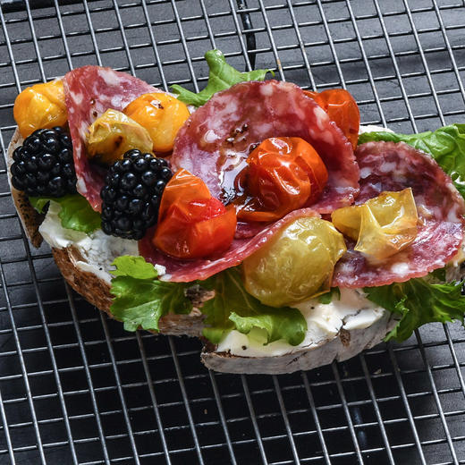 松露萨拉米酸面包开放式三明治 商品图1