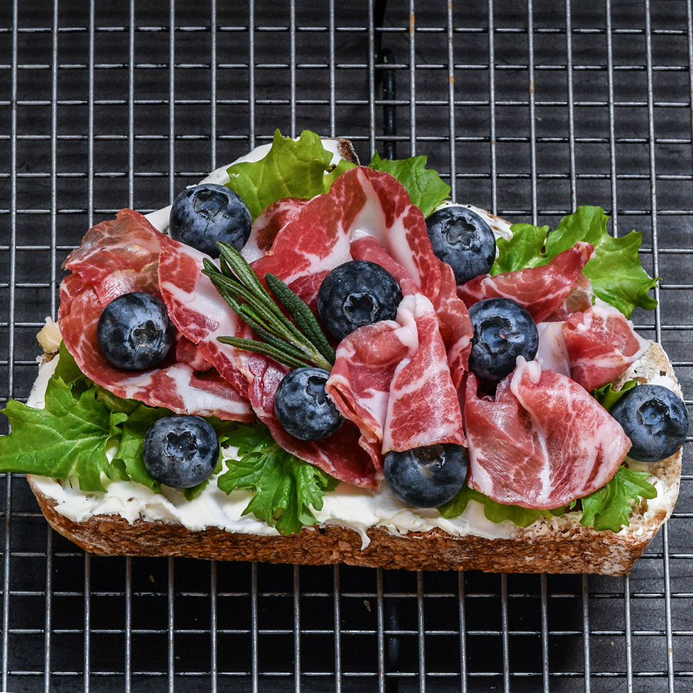 coppa猪颈肉酸面包开放式三明治