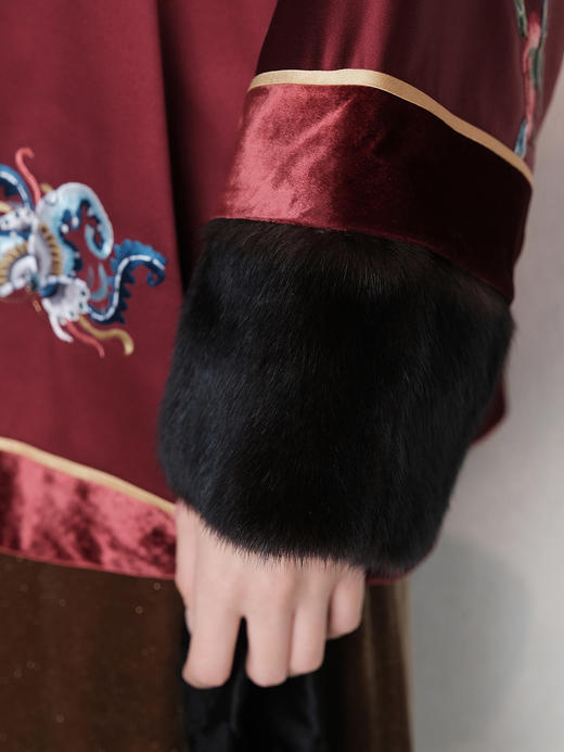 盛唐牡丹大师系列 | 重缎真丝手绣水貂棉外套（盛唐牡丹与非遗传承人王小潇联名系列) 商品图5