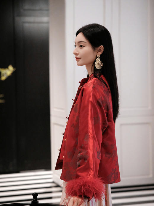 盛唐婧 | 新中式软缎提花驼鸟毛对襟外套-红色 商品图11