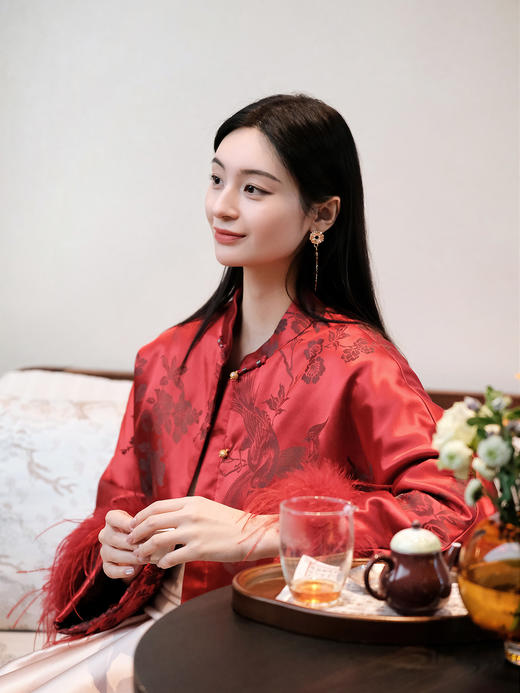 盛唐婧 | 新中式软缎提花驼鸟毛对襟外套-红色 商品图8