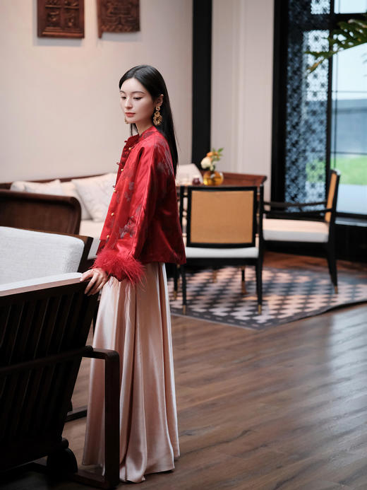 盛唐婧 | 新中式软缎提花驼鸟毛对襟外套-红色 商品图13