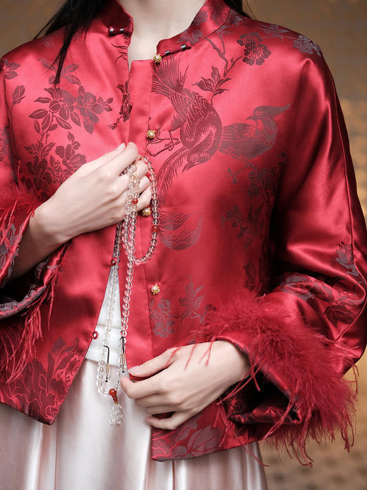 盛唐婧 | 新中式软缎提花驼鸟毛对襟外套-红色 商品图4