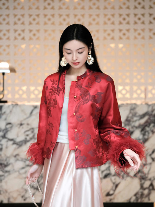 盛唐婧 | 新中式软缎提花驼鸟毛对襟外套-红色 商品图3