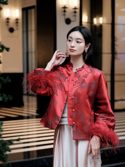 盛唐婧 | 新中式软缎提花驼鸟毛对襟外套-红色 商品图7