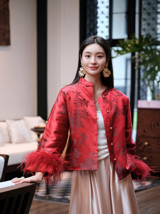 盛唐婧 | 新中式软缎提花驼鸟毛对襟外套-红色 商品图2