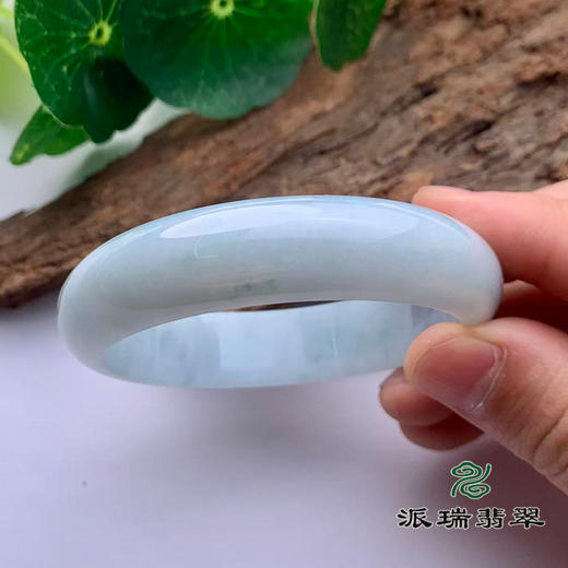 派瑞翡翠 翡翠手镯 糯种 浅绿色 商品图3