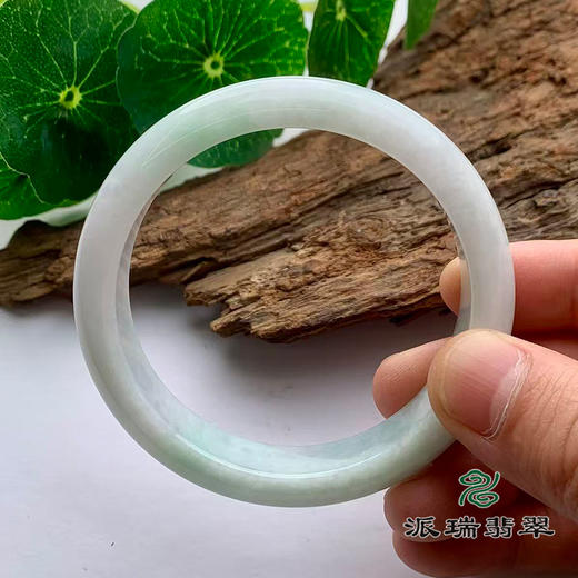 派瑞翡翠 翡翠手镯 糯种 浅绿色 商品图3