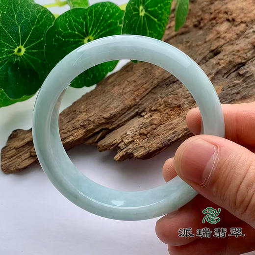 派瑞翡翠 翡翠手镯 糯种 浅绿色 商品图3