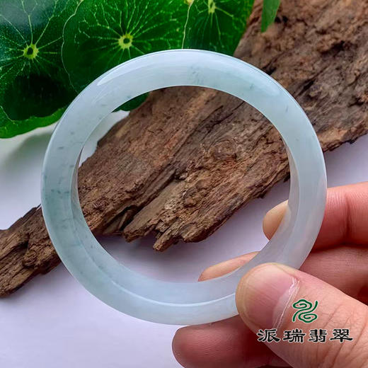 派瑞翡翠 翡翠手镯 糯种 浅绿色 商品图3