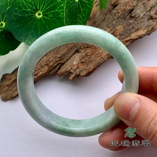 派瑞翡翠 翡翠手镯 糯种 浅绿色 商品图3