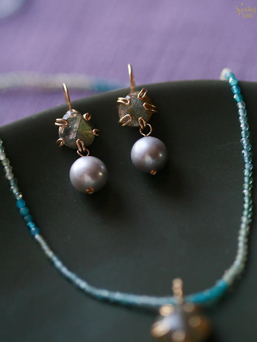 SpoiledBrat Jewelry斜长石灰珍珠耳环 商品图0